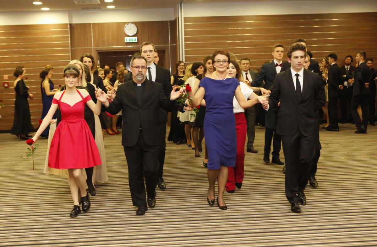 Do matury przez balowy próg