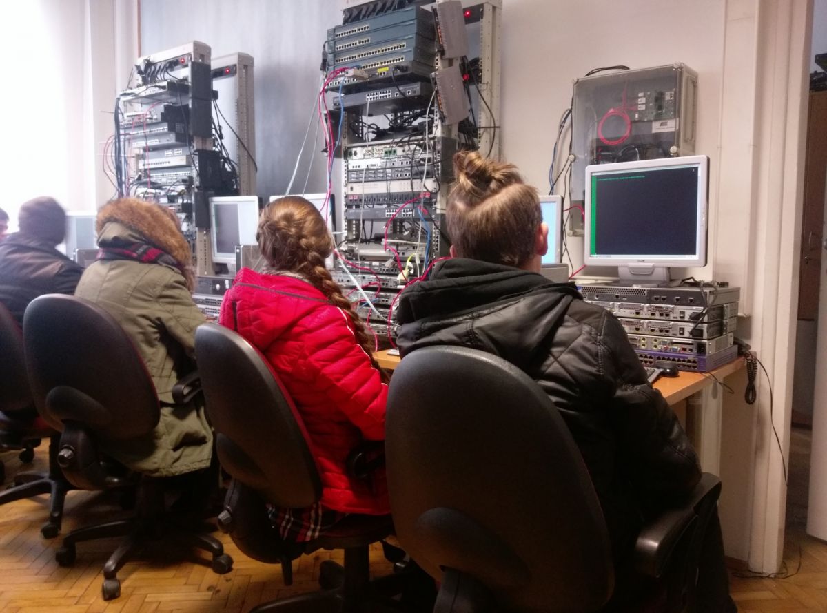 Wysokie napięcia i wewnętrzne sieci